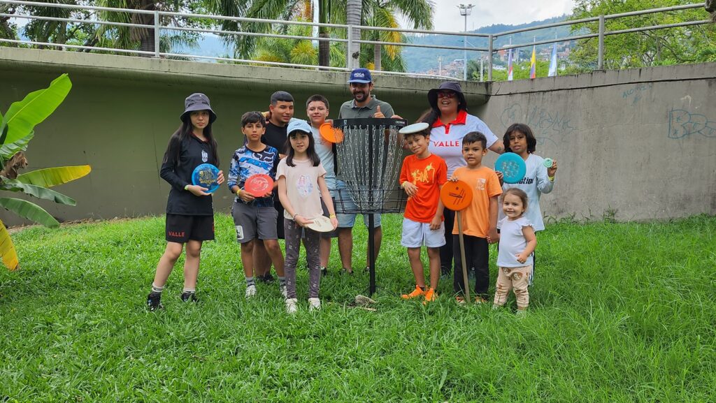 Niños aprendiendo Disc Golf en Cali